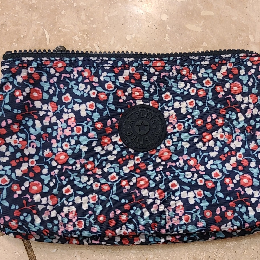 Kipling pouch